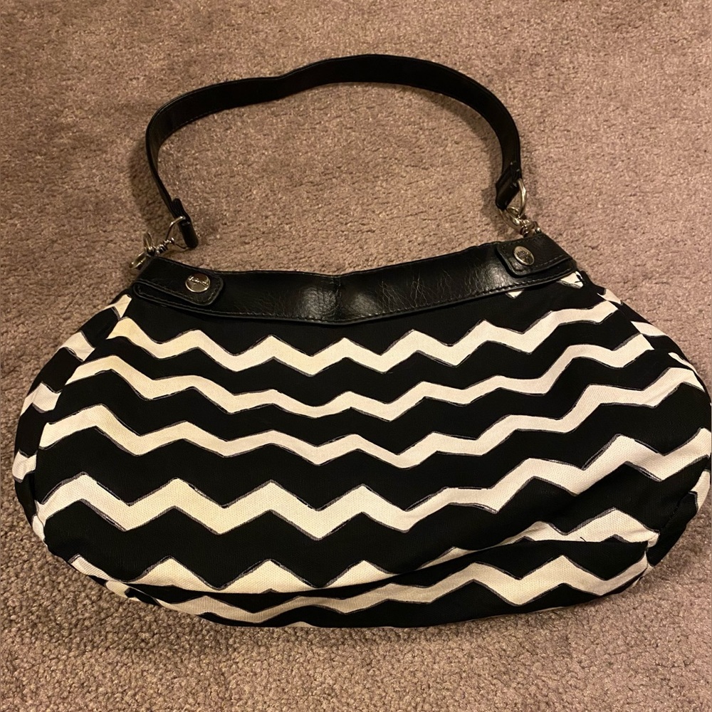 Thirty one purse, black & white zig zag chevron pattern,